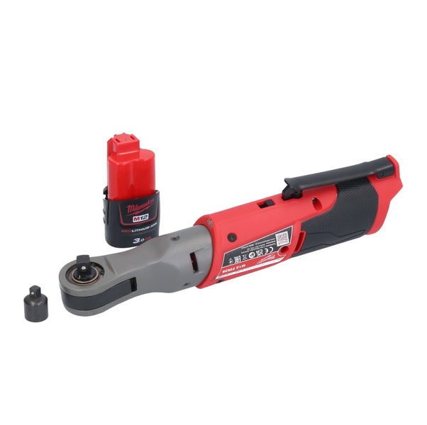 Milwaukee M12 Akku-Ratschenschrauber mit Akku und Adapter.