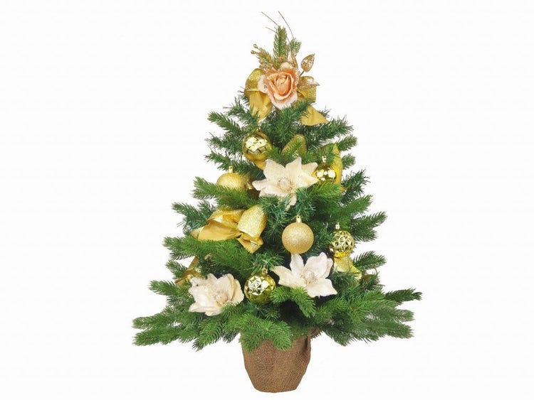 Geschmückter künstlicher Weihnachtsbaum in Jutetopf mit Dekoration in Form von Blumen und Kugeln.