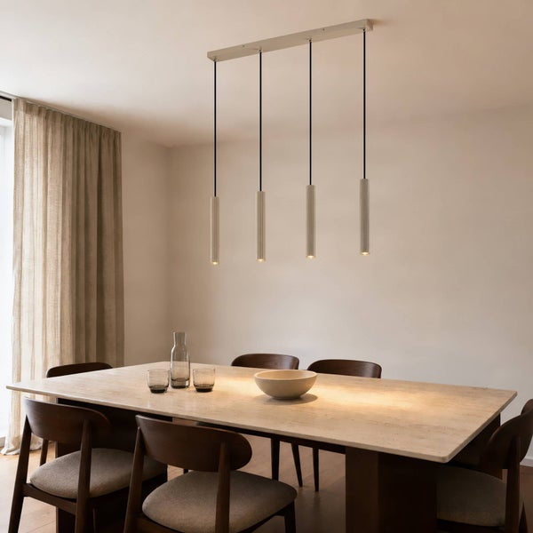 Moderne vierflammige Pendelleuchte mit zylindrischen Leuchtkörpern über einem Steintisch in einem minimalistischen Esszimmer.