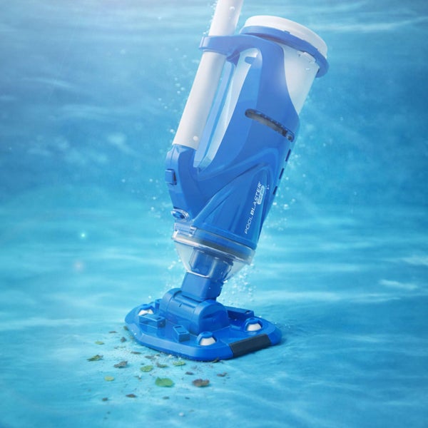 Akkubetriebener Poolsauger Pool Blaster Grit Gitter beim Reinigen von Schmutz am Poolboden unter Wasser.
