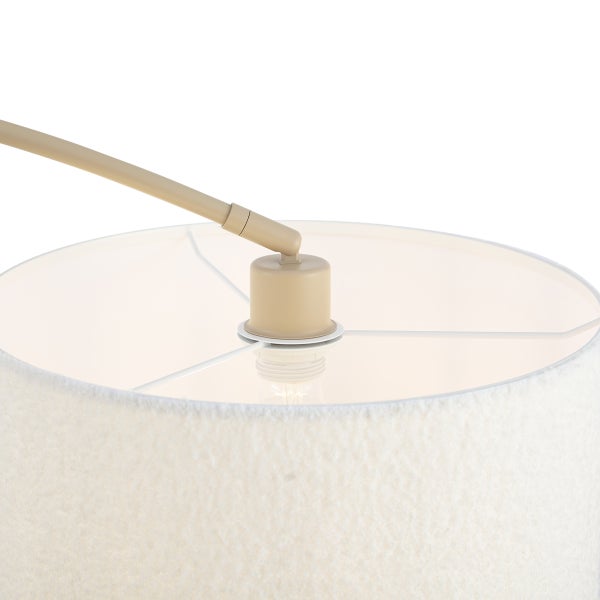 Detailaufnahme der Lampenfassung und des weißen Textilschirms einer Stehlampe mit sandfarbenem Metallgestell.