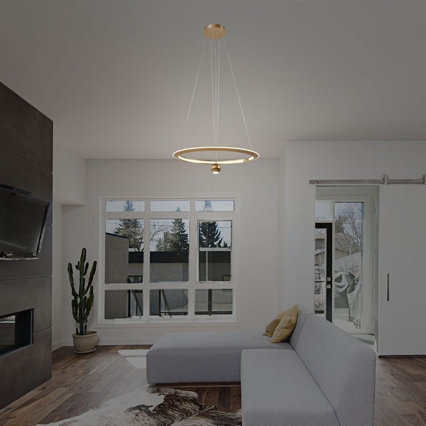 Wohnzimmer mit einem grauen Sofa und einer runden Hängelampe