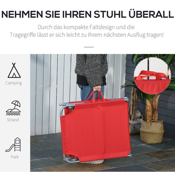 Eine Person trägt einen zusammengeklappten roten Campingstuhl mit Tragegriffen.