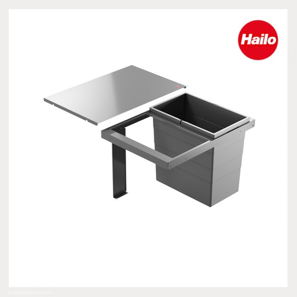 Hailo Logo. Einbau-Abfallsystem mit einem grauen Kunststoff-Mülleimer, Metallrahmen und flachem Metalldeckel.