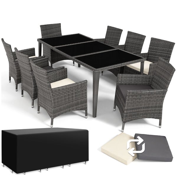 Gartenmöbel-Set aus Polyrattan bestehend aus einem großen Tisch mit Glasplatte, acht Sesseln inklusive Wendekissen und einer Schutzhülle.