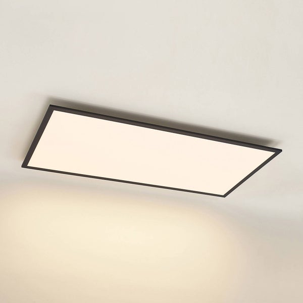 Rechteckiges LED-Panel mit schwarzem Rahmen an der Decke montiert.