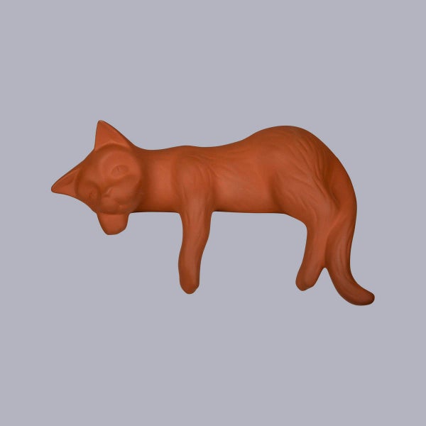 Firstfigur Katze liegend aus Keramik.