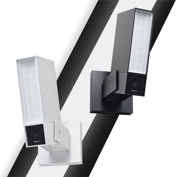 Zwei Netatmo Überwachungskameras für den Außenbereich mit integrierter Beleuchtung, eine in Schwarz und eine in Weiß.
