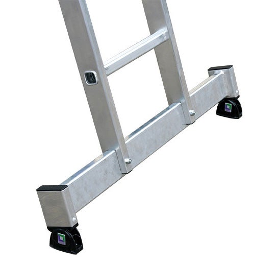 Detailansicht einer Aluminiumleiter mit rutschfesten Füßen für sicheren Stand