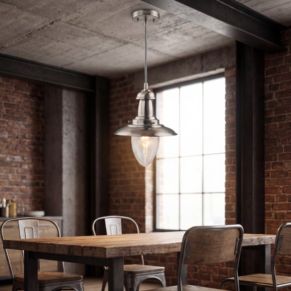 Industrielle Pendelleuchte mit Metallfassung und Glasschirm über einem rustikalen Holztisch in einem Raum mit Backsteinwänden und Betondecke.