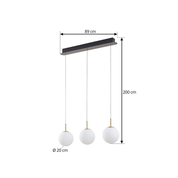 Dreiflammige Pendelleuchte mit weißen Kugelschirmen. Maße: Breite 89 Zentimeter, Gesamthöhe 200 Zentimeter, Kugeldurchmesser 20 Zentimeter.