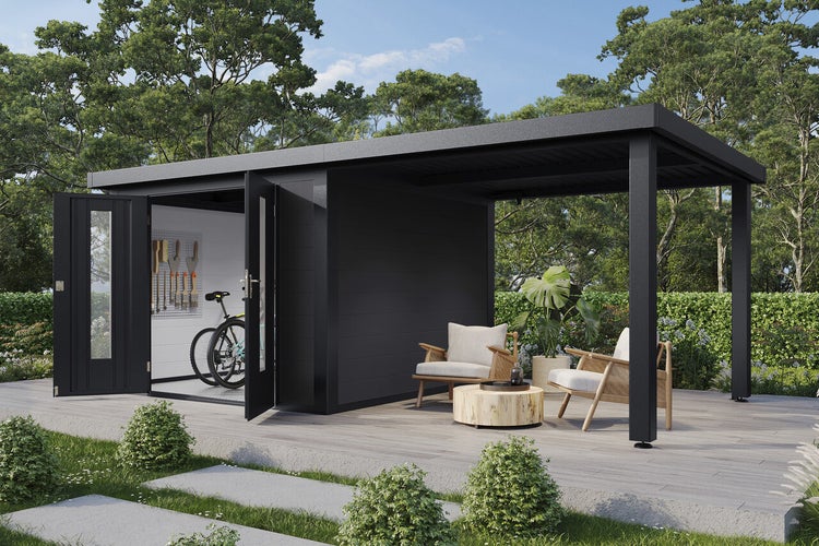 Modernes Gartenhaus mit integriertem Schleppdach und Terrasse. Das Gartenhaus dient als Fahrradgarage und Lounge mit zwei Loungesesseln.