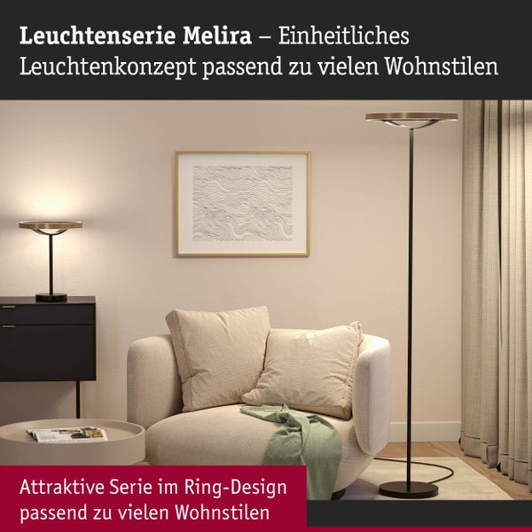 Helle Wohnzimmerszene mit Stehleuchte und Tischleuchte der Serie Melira im modernen Ring-Design, einem Sessel mit Kissen und einem Beistelltisch.