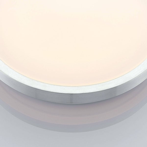 Runde Deckenleuchte mit Rahmen aus gebürstetem Metall und weißem Diffusor, eingeschaltet.