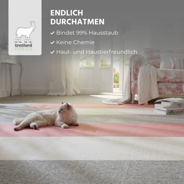Tretford Teppich Logo und gestreifter Teppich mit Katze. Er bindet 99 Prozent Hausstaub, ist chemiefrei sowie haut- und haustierfreundlich.