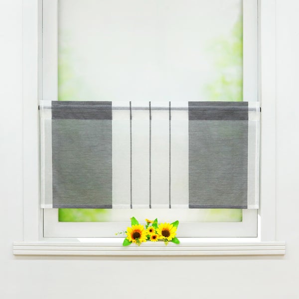 Fenster mit grau-weiß gestreiftem Rollo und Sonnenblumen-Dekoration