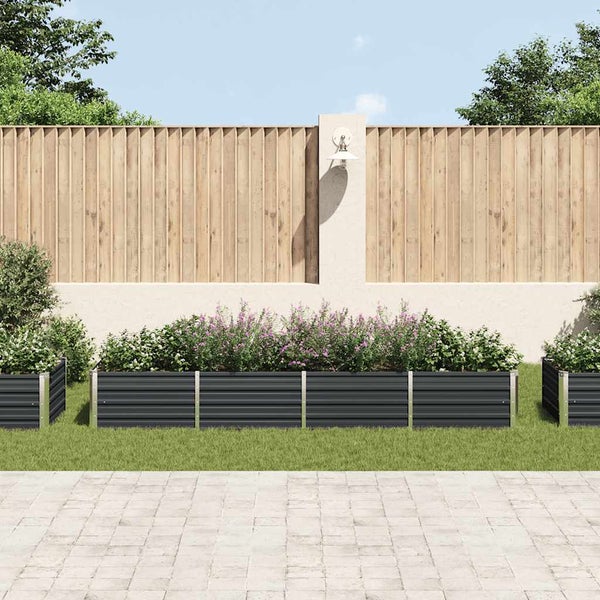 Organisierter, heller Garten mit Hochbeeten aus Wellblech, blühenden Pflanzen, einem Holzzaun und einer gepflasterten Terrasse.