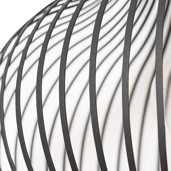 Detailansicht einer dekorativen Lampe mit Metallstreben