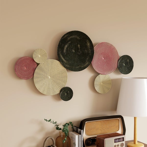 Wanddekoration mit geflochtenen runden Elementen im Interieur