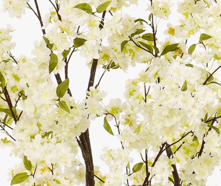 Künstlicher Pflanzenstamm in einem schwarzen Kunststofftopf.