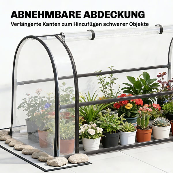 Kleingewächshaus mit abnehmbarer Folie, verlängerten Kanten zur Beschwerung und diversen Pflanzen im Inneren.
