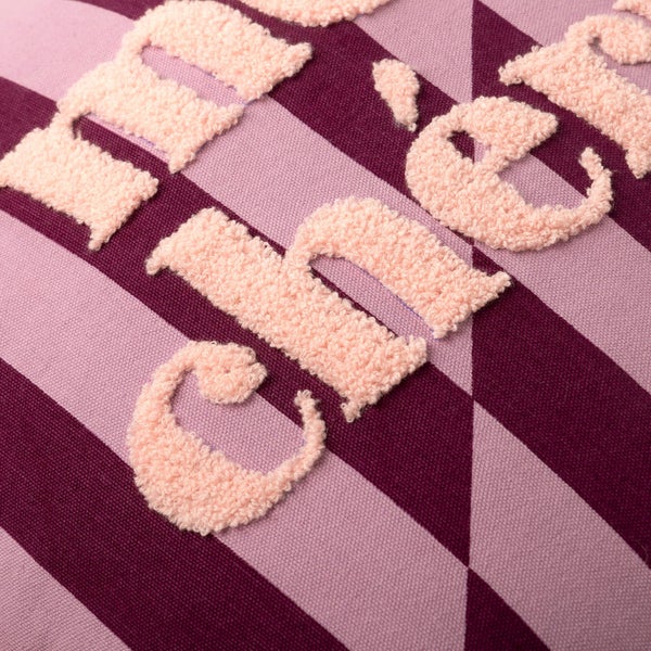 Dekokissen mit gesticktem Schriftzug und Streifenmuster