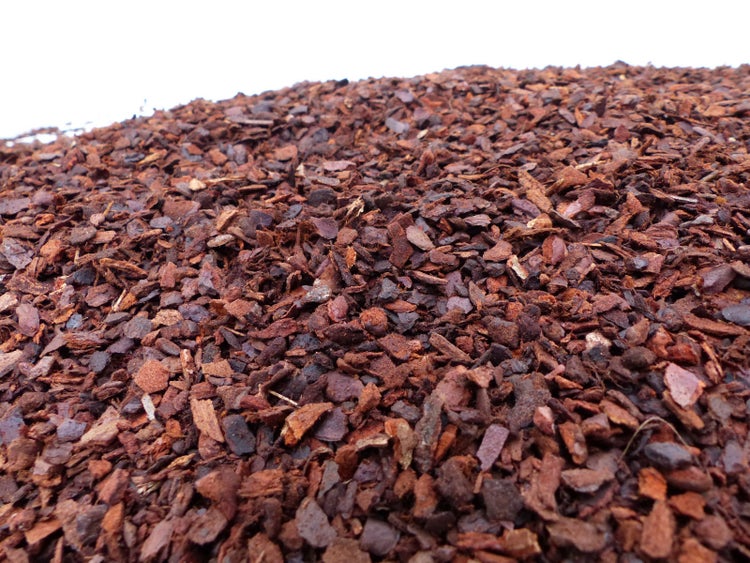 Rindenmulch zur Bodenabdeckung und Dekoration im Garten.
