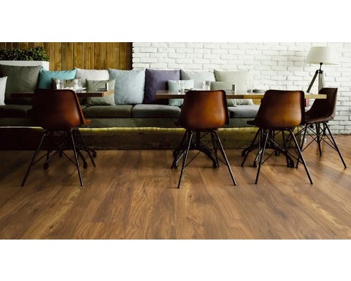 Innenraum mit Holzboden, Stühlen und Sofa