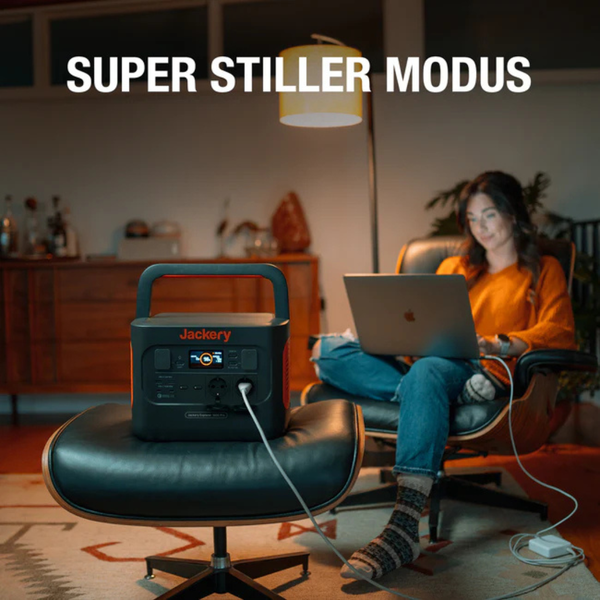 Tragbare Jackery Powerstation versorgt einen Laptop in einem Wohnzimmer mit Strom im super stillen Modus.