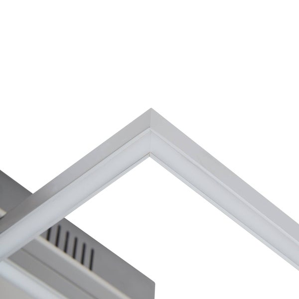 Detailaufnahme der Ecke einer modernen LED-Deckenleuchte mit silberfarbenem Metallrahmen und weißem Diffusor.