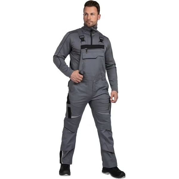 Graue Latzhose für Herren mit verstellbaren Trägern und mehreren Taschen, getragen über einem grauen Langarmshirt.