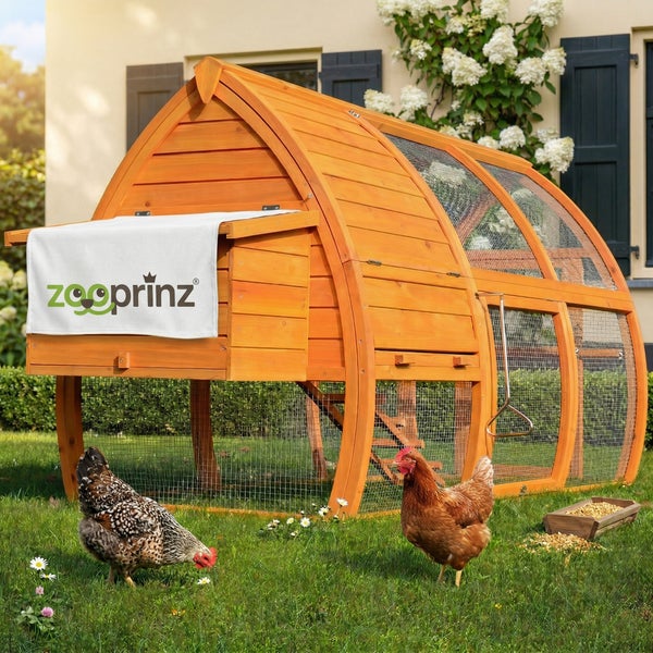Zooprinz Hühnerstall aus Holz mit gewölbtem Dach, integriertem Nistkasten und Freilaufgehege auf einer Rasenfläche.