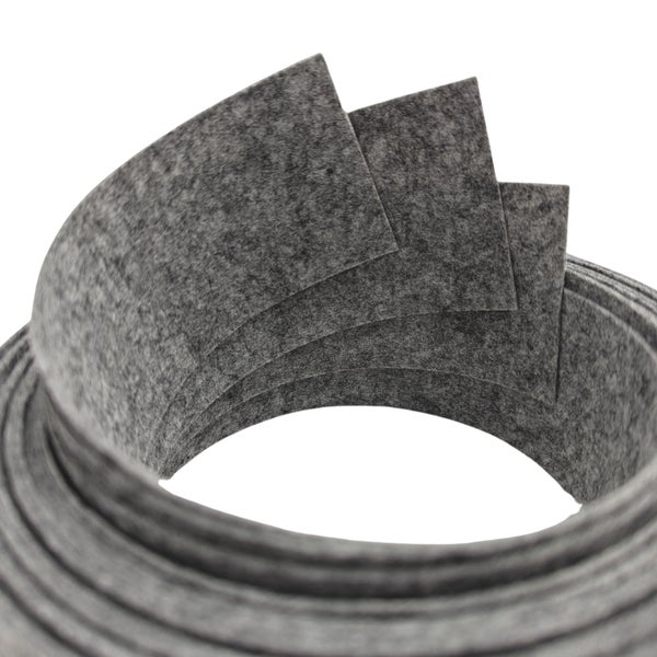 Graues Filzband aufgerollt