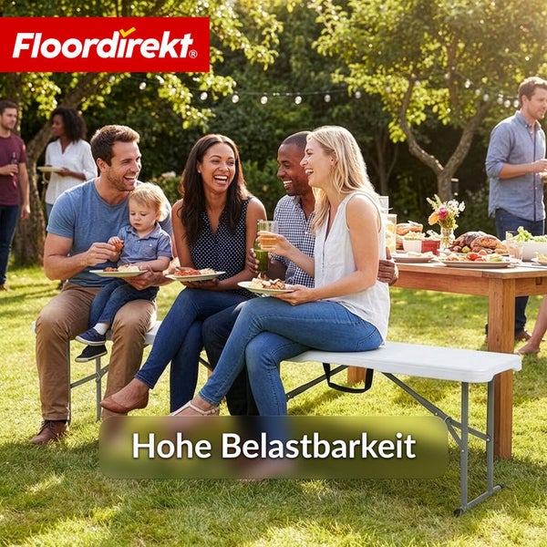 Personen sitzen an einem Gartentisch auf einer Bank im Garten.