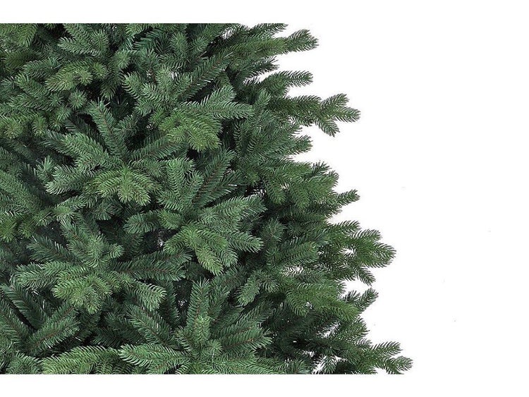 Detailansicht der Tannennadeln eines künstlichen Weihnachtsbaumes