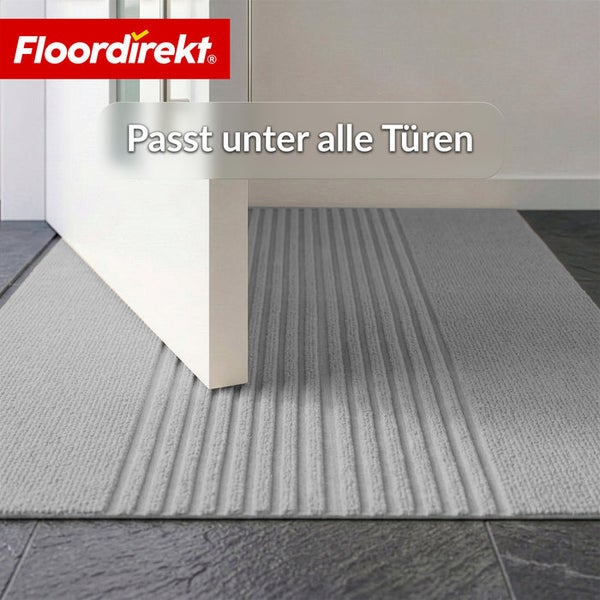 Floordirekt Logo. Flache, gerippte Schmutzfangmatte, die unter eine geöffnete Tür passt.