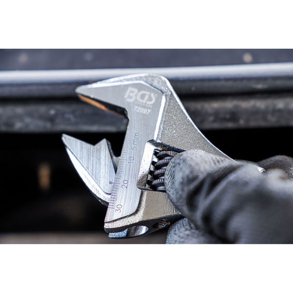 Ein Handschuh hält einen verstellbaren Schraubenschlüssel von BGS.