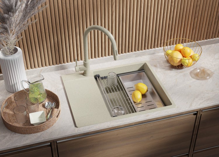 Küchenspüle mit Abtropfgestell und Küchenarmatur auf einer Küchentheke mit Dekorationsgegenständen