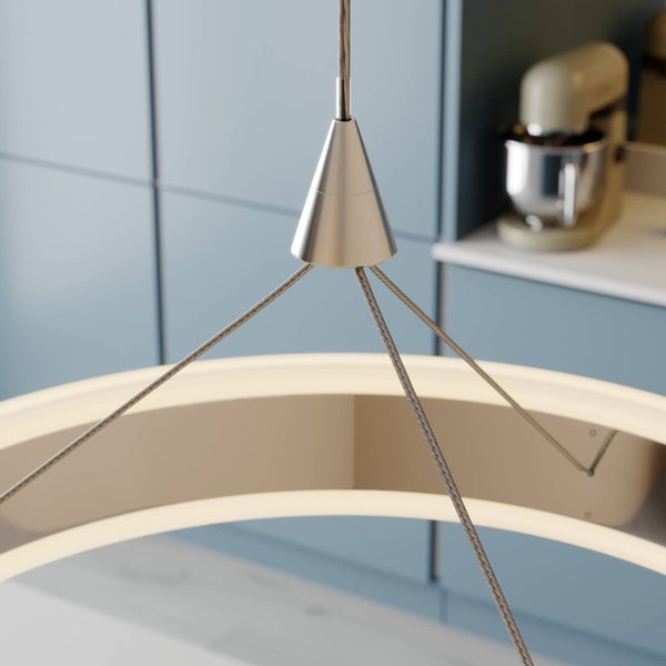 Moderne LED-Pendelleuchte in Ringform, Detailansicht der Seilaufhängung und des konischen Metallverbinders in einer hellen Küche.