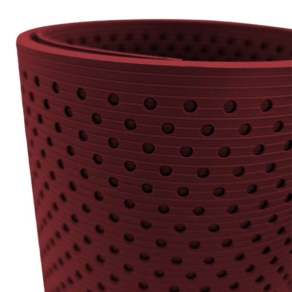 Gerollte Gummimatte mit Löchern