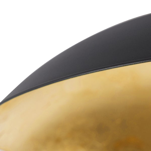 Detail einer Leuchte mit Schirm