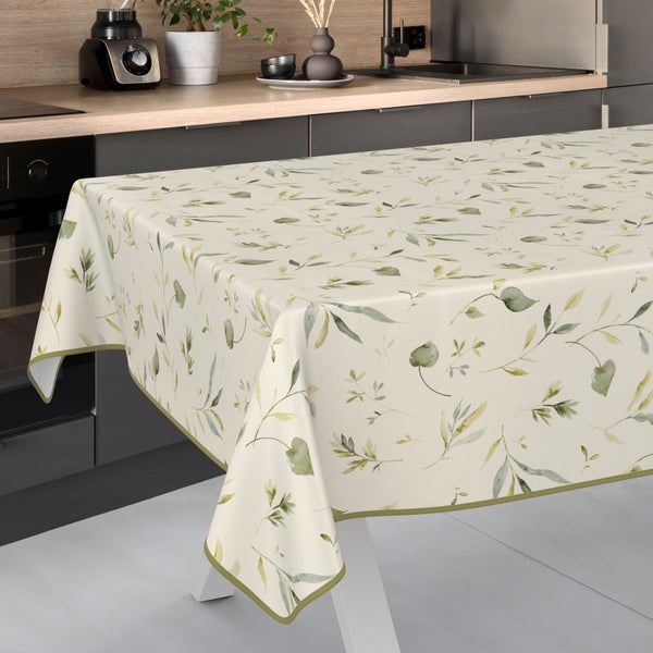 Tisch mit einer Tischdecke mit Blattmuster in einer Küche.