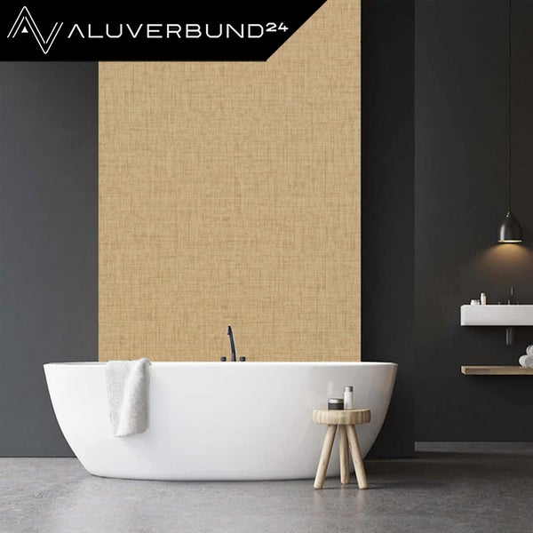 Aluverbund24 Wandverkleidung mit Textilstruktur hinter einer weißen Badewanne in modernem Badezimmer.