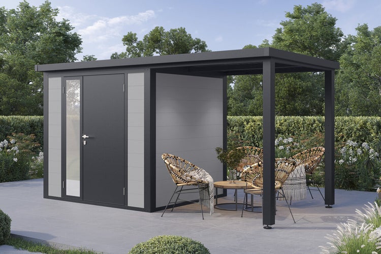 Gartenhaus mit integriertem überdachtem Sitzbereich auf einer Steinterrasse vor einer Hecke im Garten.