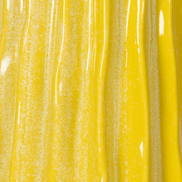 Nahaufnahme einer gelben Keramikvase mit geriffelter Textur