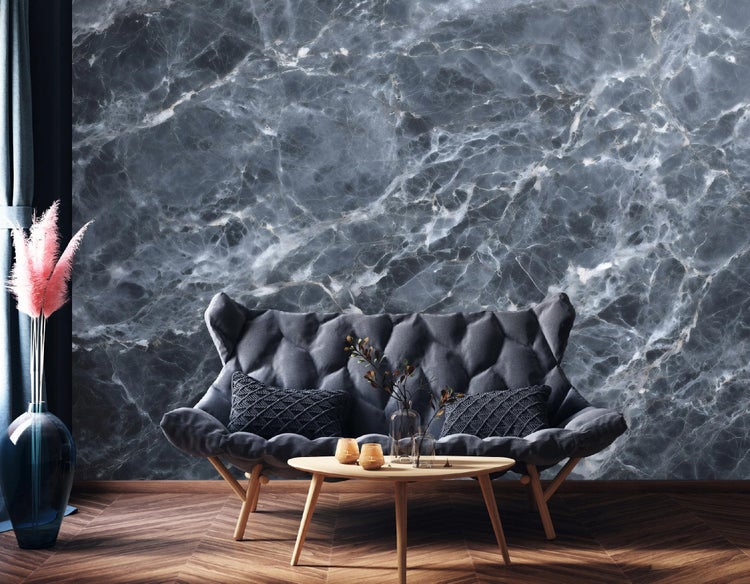 Wohnzimmer mit Sofa, Couchtisch und Marmortapete