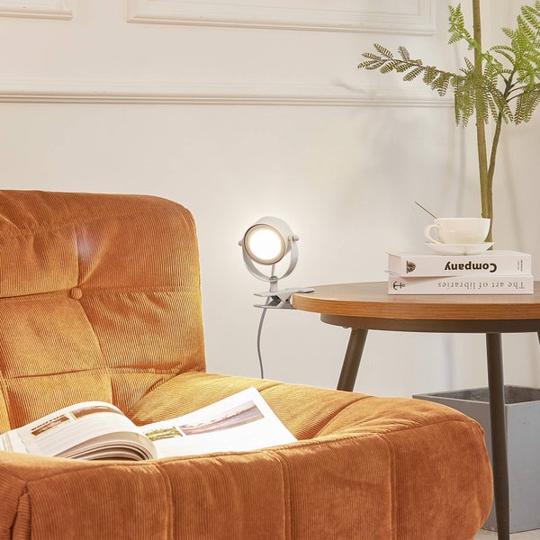 Szene mit Sessel, Leselampe mit Klemme und Beistelltisch mit Dekoration