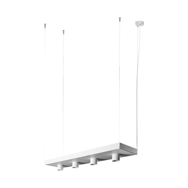 Weiße Pendelleuchte in rechteckiger Form mit vier zylinderförmigen Spots an dünnen Drahtseilen.