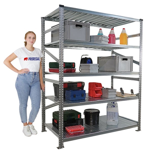 Metallregal mit mehreren Ablagen, gefüllt mit verschiedenen Aufbewahrungsboxen und Behältern