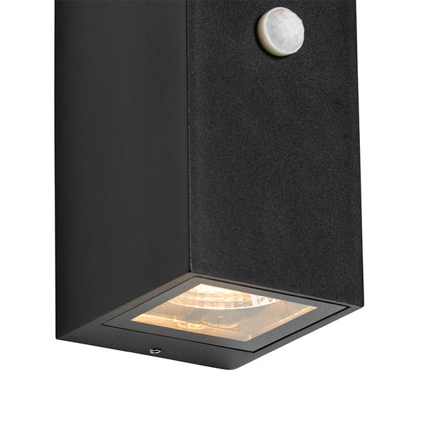 Schwarze Außenwandleuchte in eckiger Form mit Bewegungsmelder und Lichtaustritt nach unten.